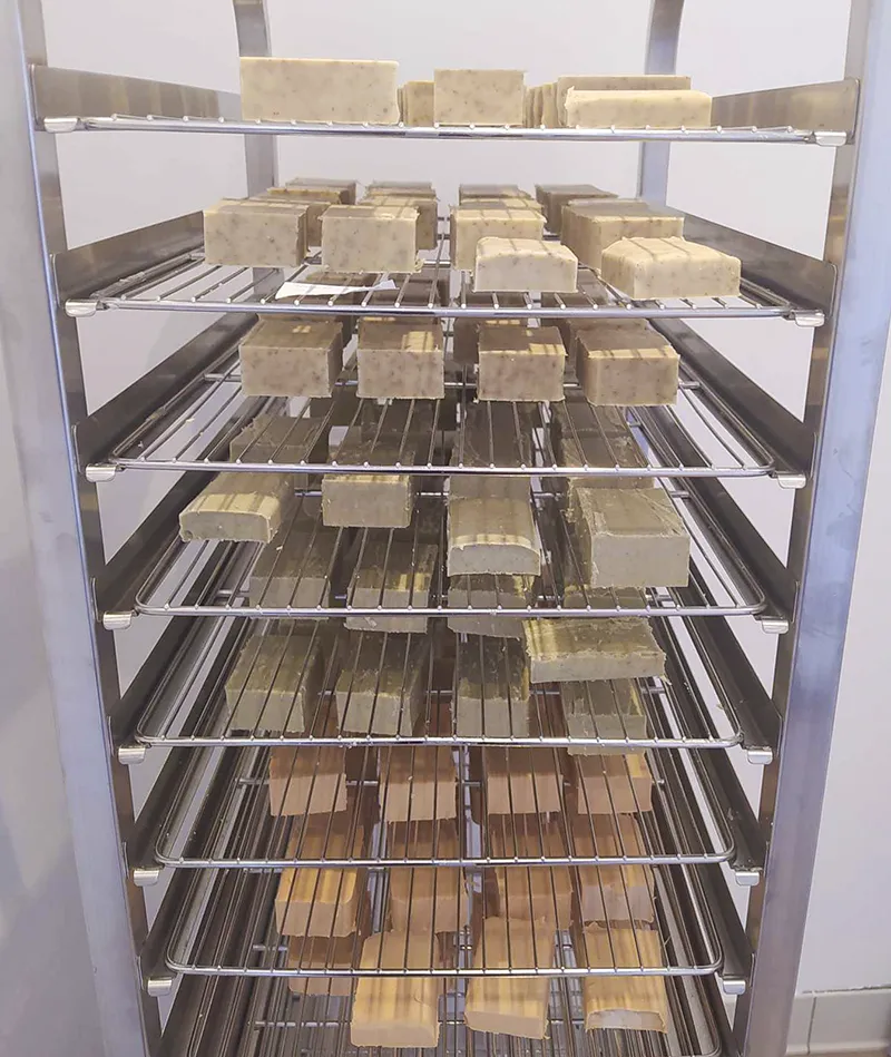 Savons Kanso Cosmétique en séchage au laboratoire à Sigoyer.